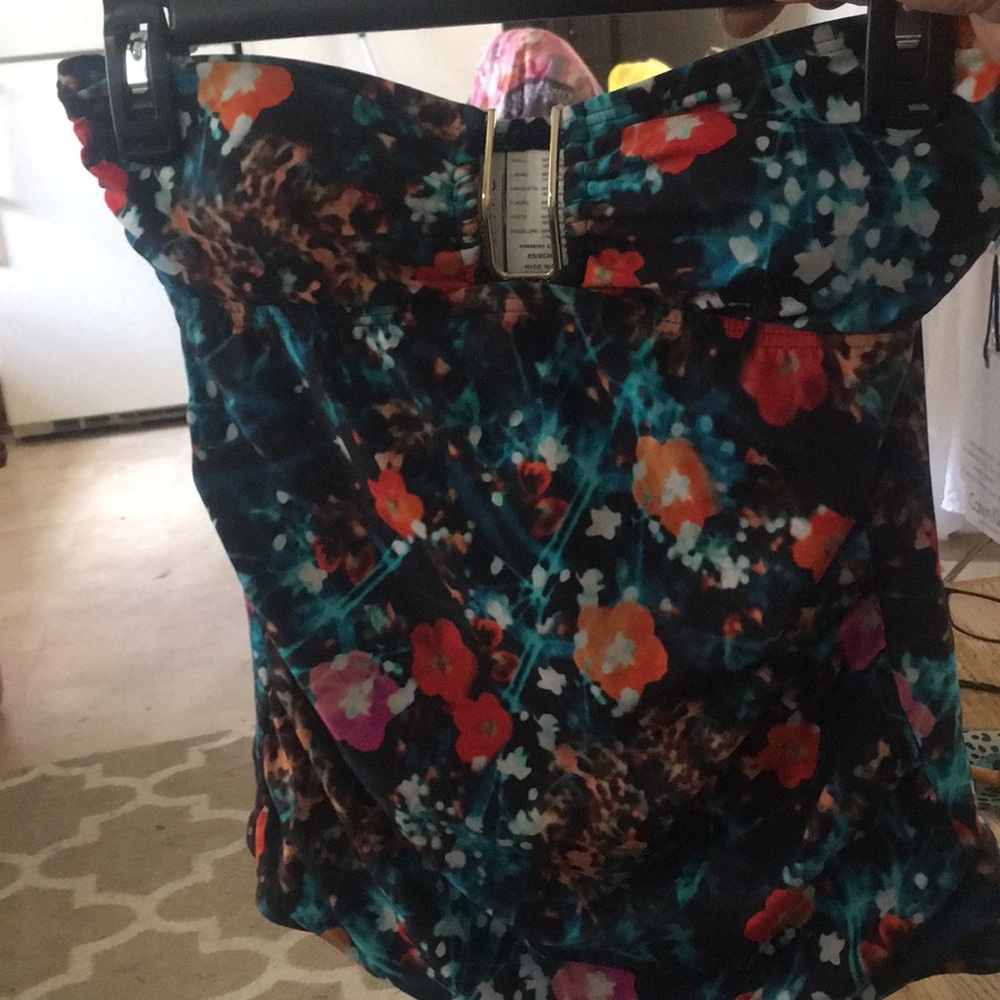 Strap or strapless swim suit top